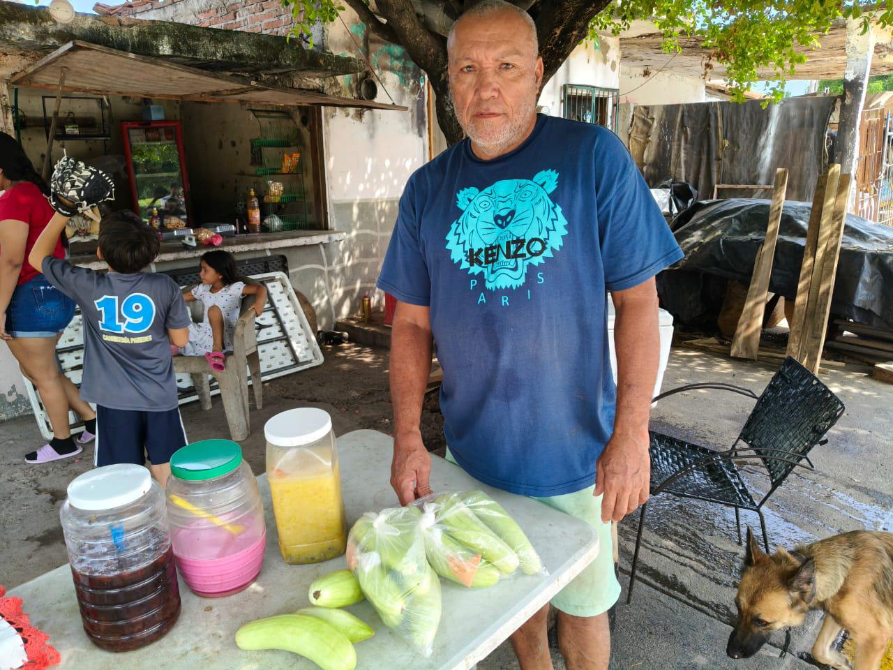 $!Víctor mantiene vivo el cultivo del pepino blanco en Cacalotán