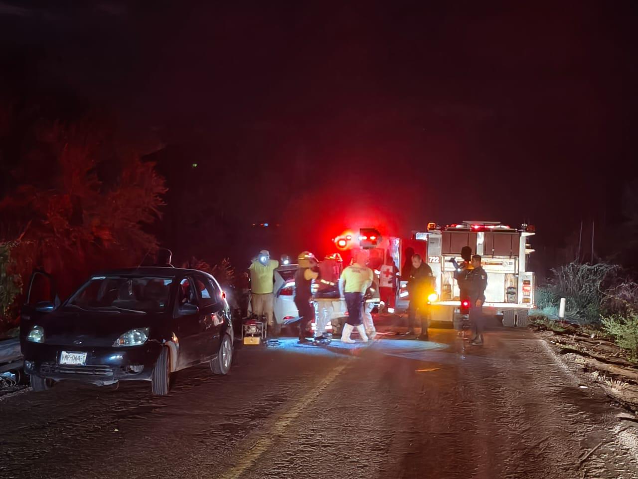 $!Conductor resulta herido tras aparatoso accidente entre vehículo y tráiler en Rosario
