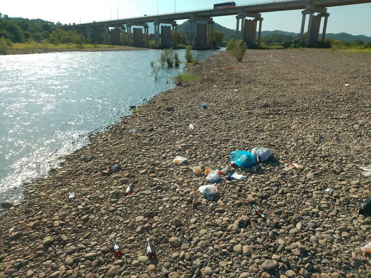 $!Eleuterio limpia la basura que dejan los bañistas en el río Baluarte, en Rosario