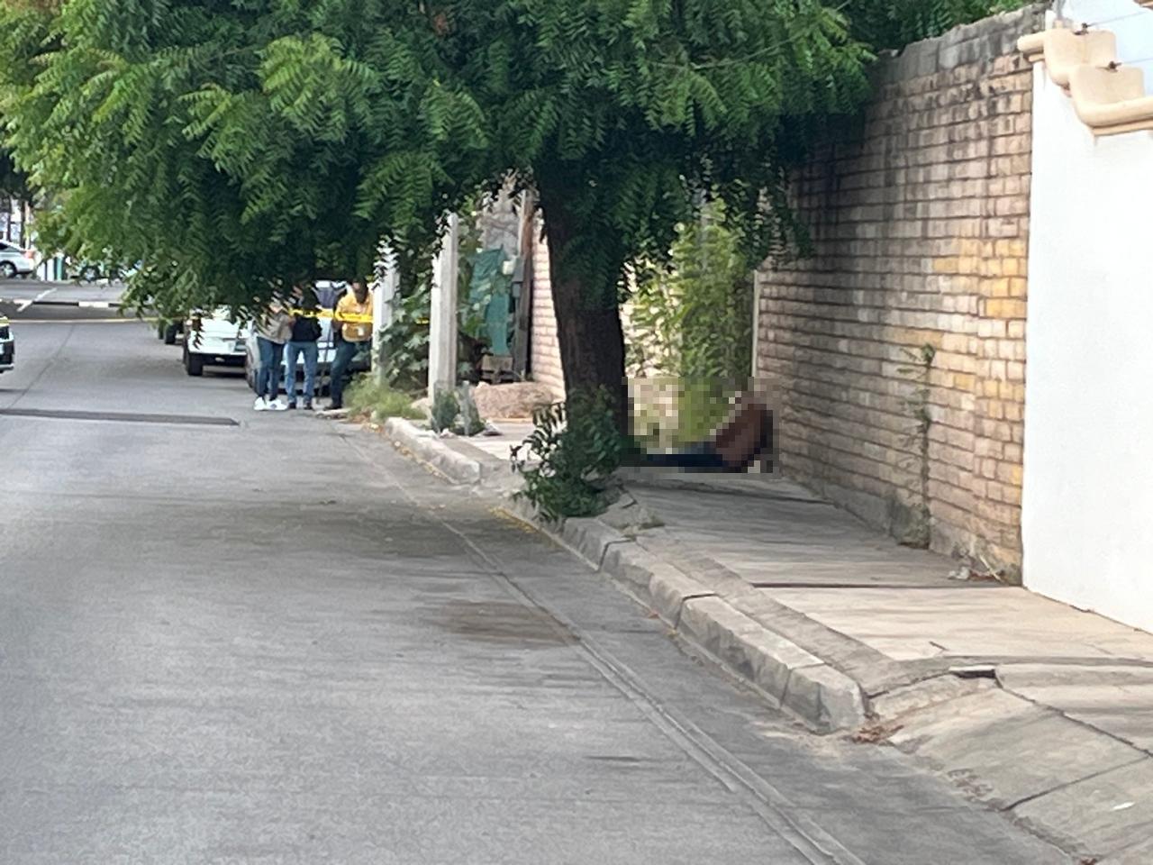 $!Hallan a hombre asesinado con mensaje en cartulina, en Culiacán