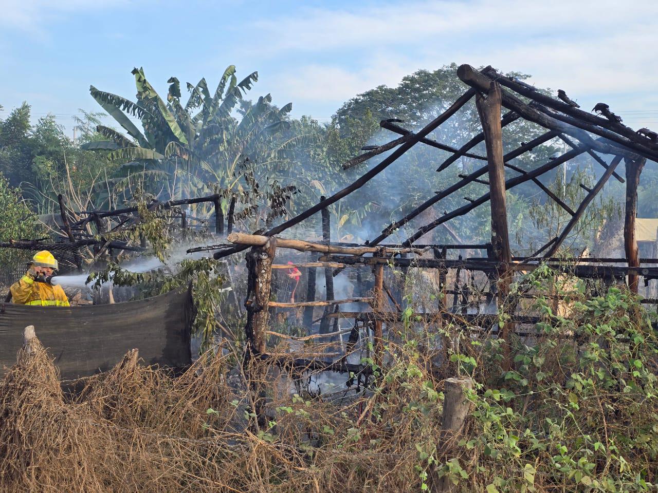 $!Incendio reduce a cenizas vivienda de lámina en Chilillos, Rosario