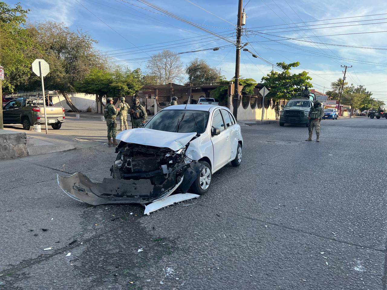 $!Presuntos civiles armados chocan un vehículo y lo dejan abandonado en la colonia Díaz Ordaz, en Culiacán