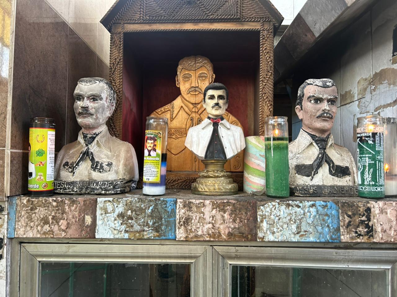 $!Bañan de fe y alcohol a Malverde en su 117 aniversario luctuoso