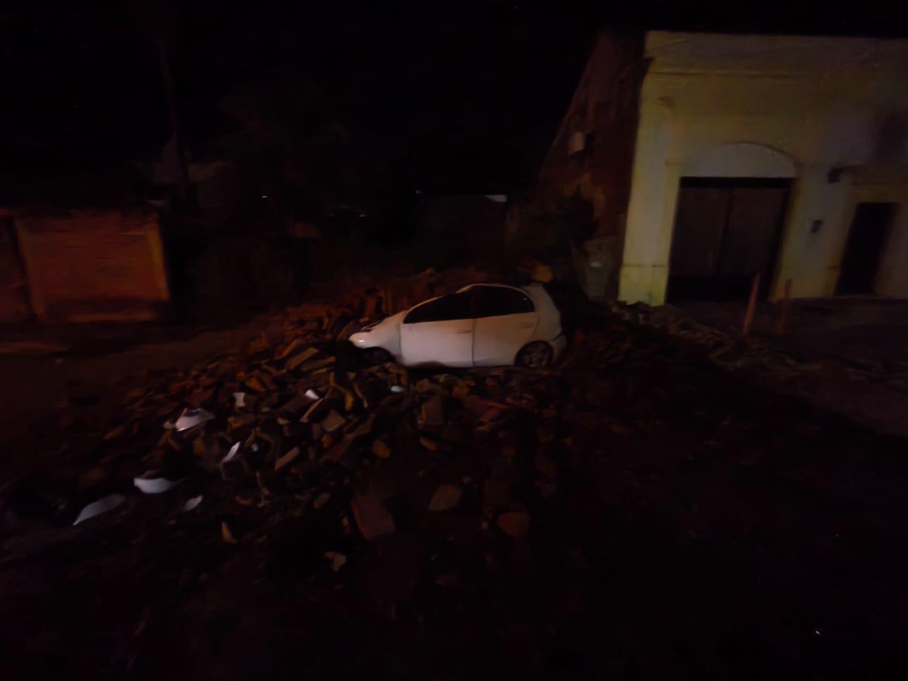 $!Tras derrumbe de barda, familia se salva de ser aplastada dentro de un vehículo, en El Rosario