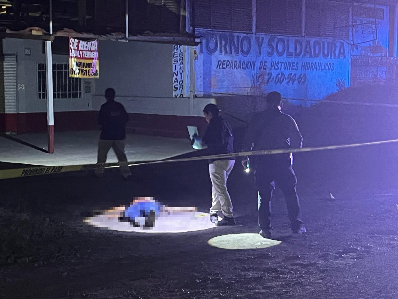 $!Asesinan a balazos a un hombre en la orilla de la carretera Culiacán-Eldorado, en el campo El Diez
