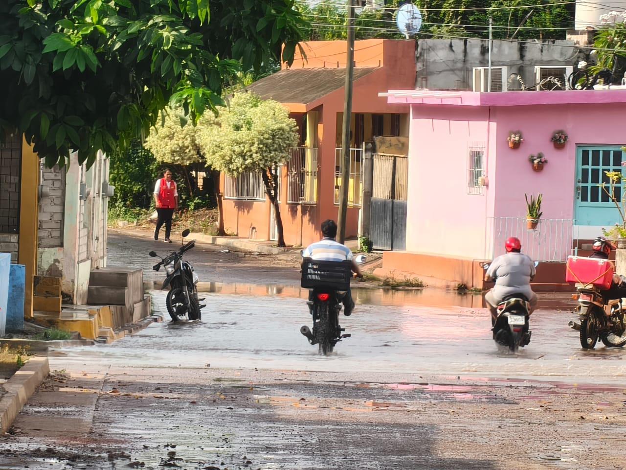 $!Lluvias repentinas dejan encharcamientos en calles y baches en El Rosario