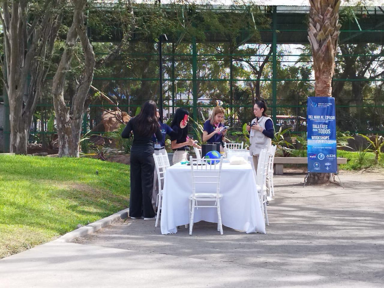 $!Disfrutan turismo y personal de Gran Acuario de Eclipse Total de Sol