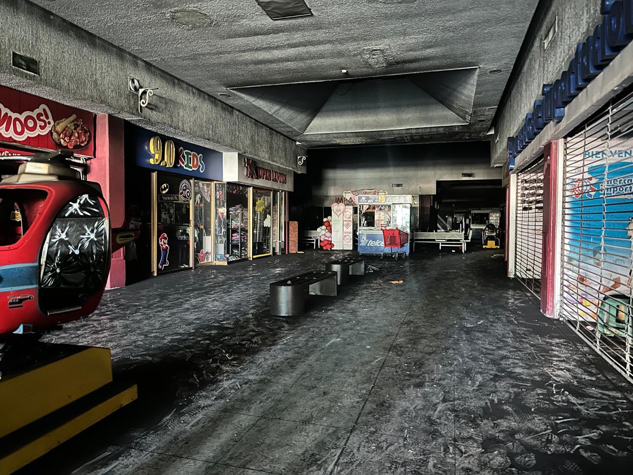 $!FGE aún no determina origen del incendio en plaza comercial de Los Mochis