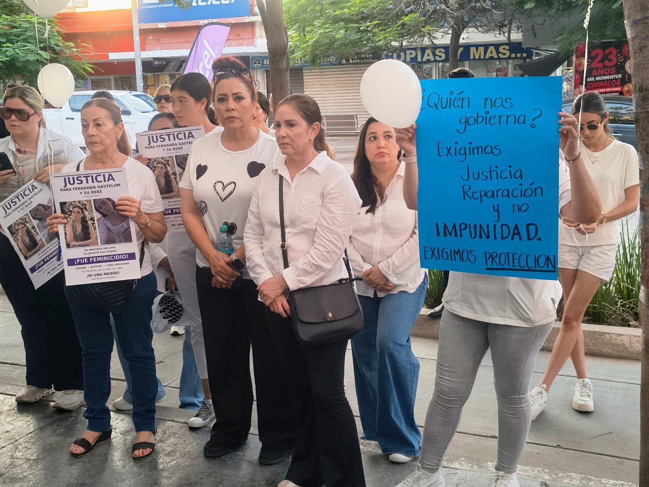 $!Exigen justicia por el asesinato de María Fernanda y su bebé en Los Mochis