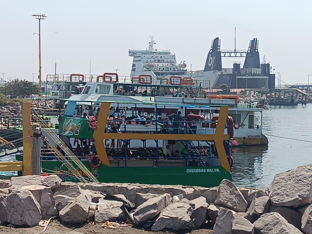 $!En Viernes Santo, miles de turistas disfrutan por la mañana del Faro de Mazatlán