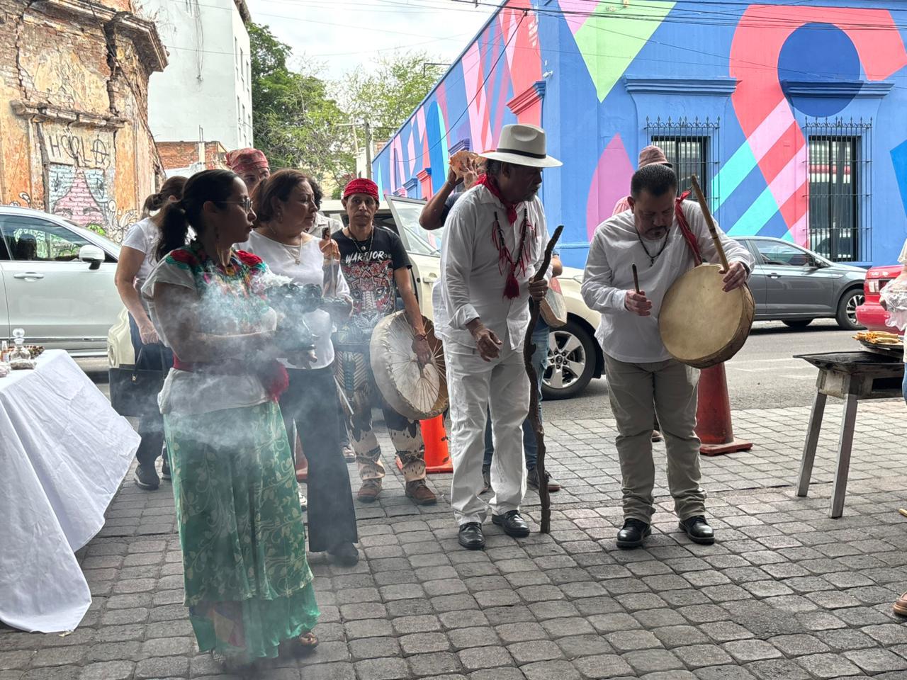 $!La ceremonia estuvo encabezada por el maestro Gabriel Uriarte, músico tradicional, e integrantes del Santuario Águila de Obsidiana y el abuelo Sergio Nicolás.