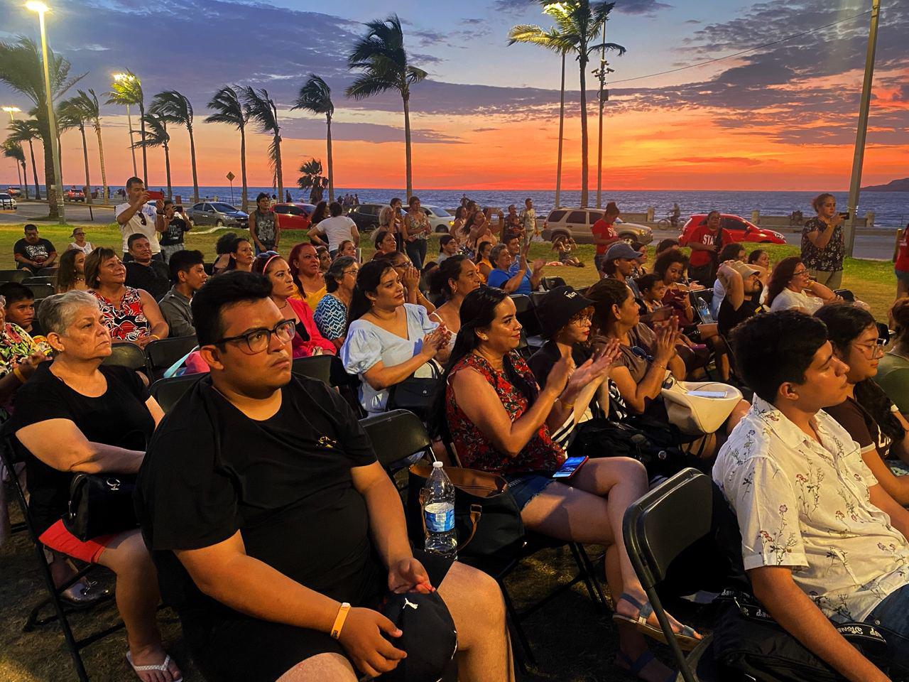$!El atardecer mazatleco albergó la exposición de los artistas.