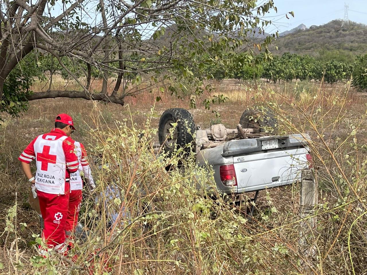 $!Muere adulto mayor en Escuinapa tras volcadura; su hijo sale lesionado