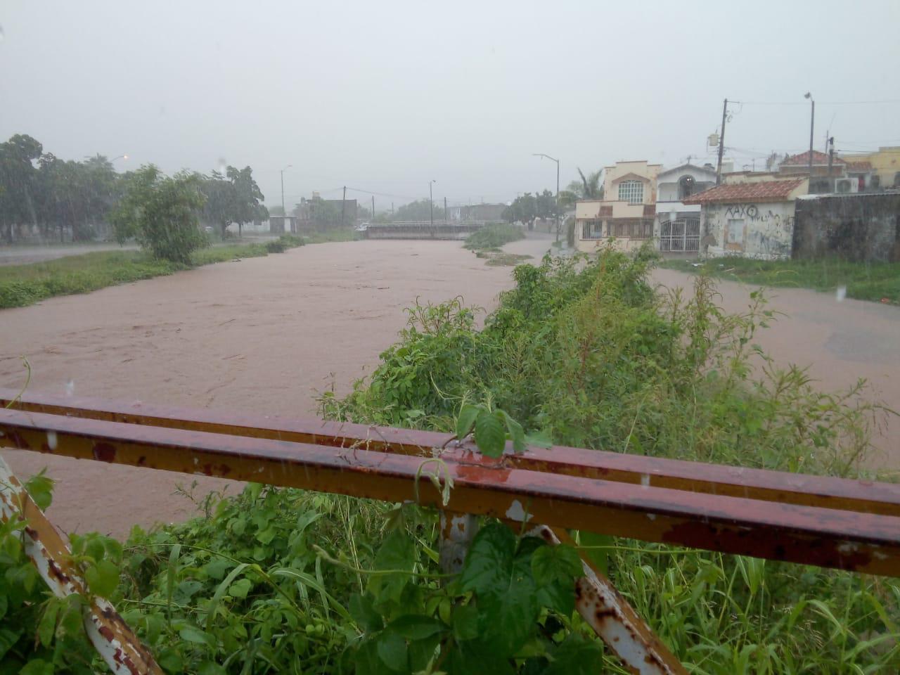 $!Se desborda Arroyo Jabalines y el agua se mete a las casas del Fraccionamiento Jacarandas