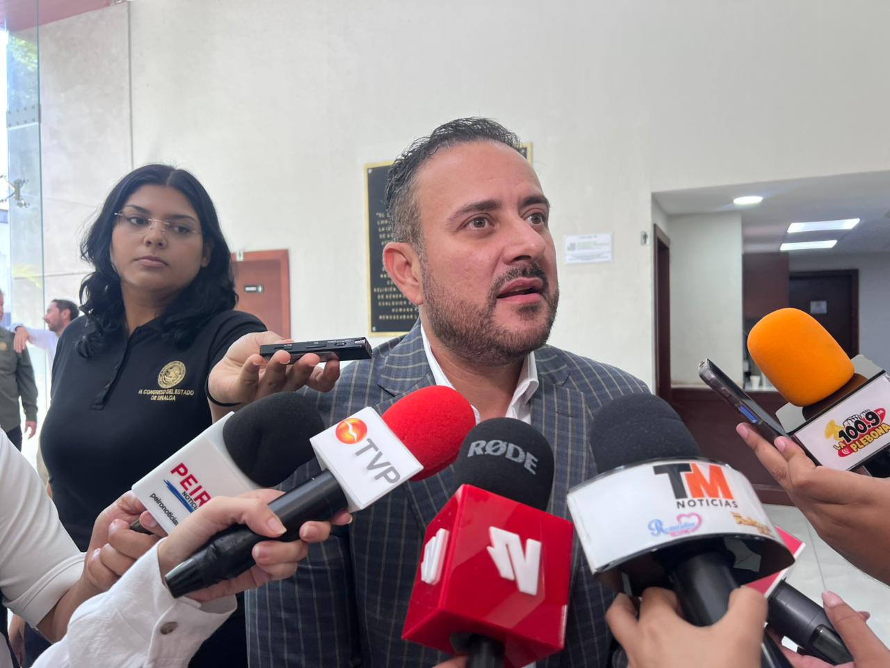 $!Diputado defiende espectaculares con su imagen; asegura que son para informar su trabajo en Congreso