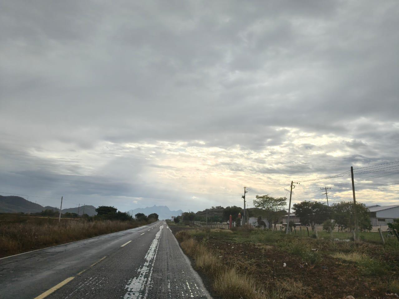 $!Sorprende amanecer lluvioso a familias de Rosario
