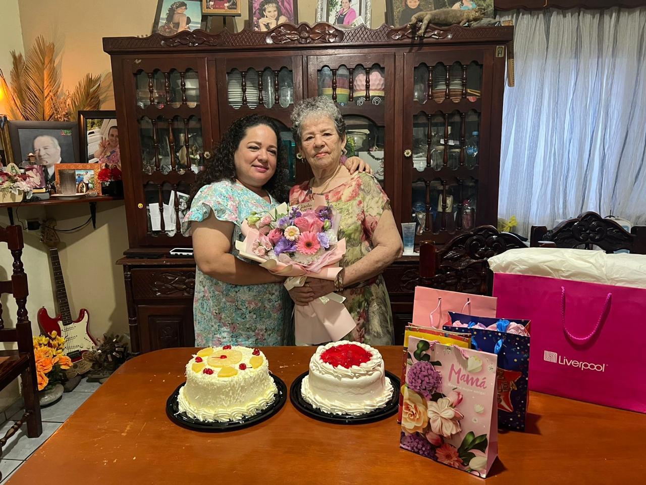 $!Su hija Lety le expresó su cariño.