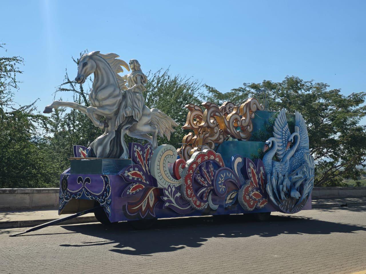 $!Carros alegóricos permanecen en el malecón de Rosario