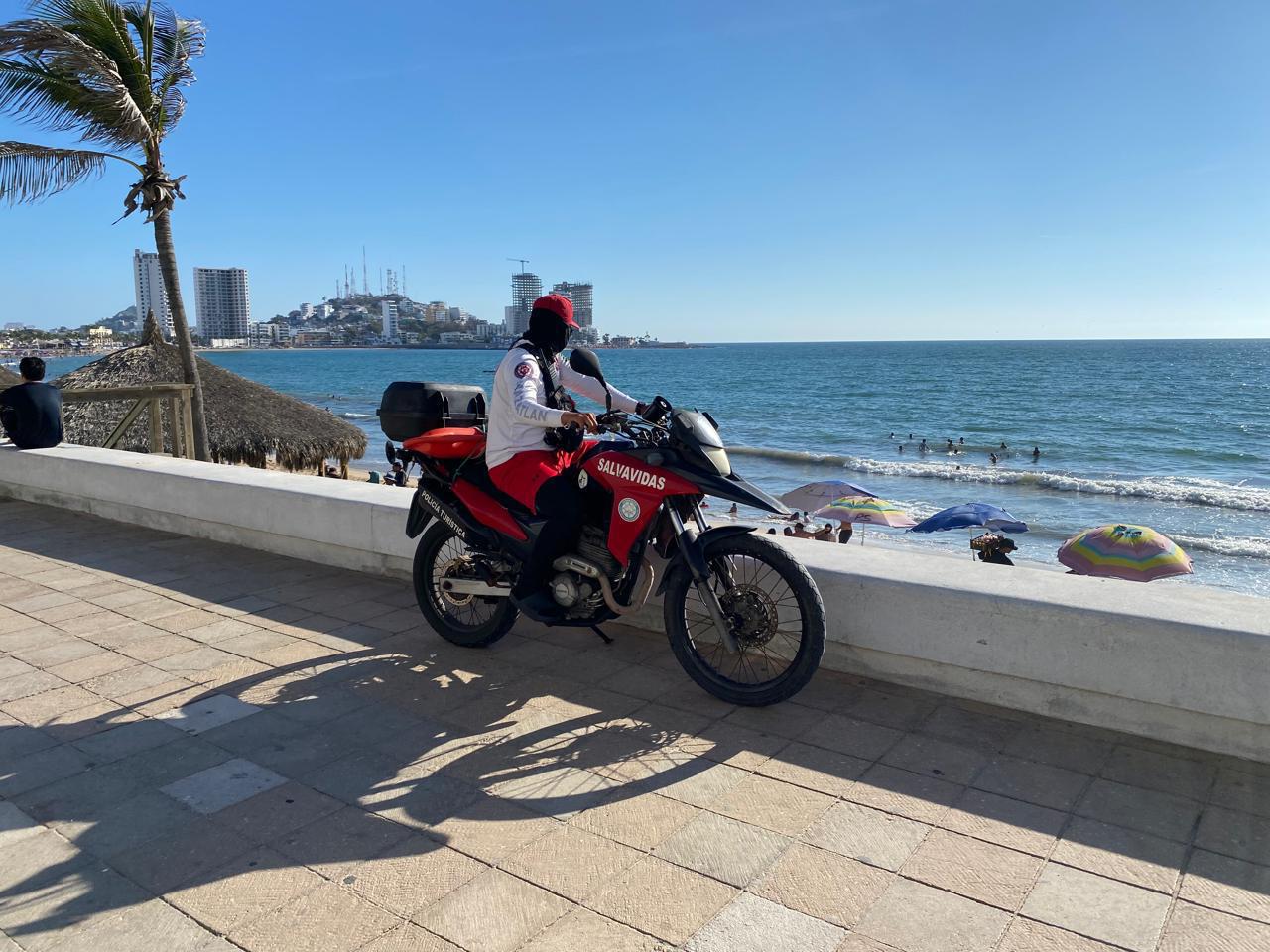 $!Playas de Mazatlán registran baja afluencia de bañistas en Jueves Santo