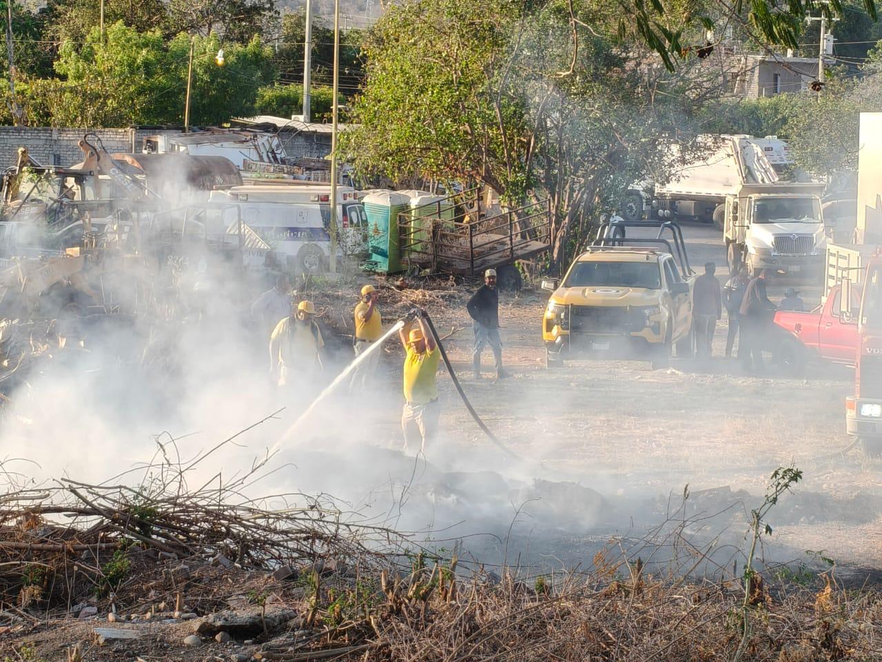 $!Incendio de maleza amenaza a pensión y base de Seguridad Pública en Rosario