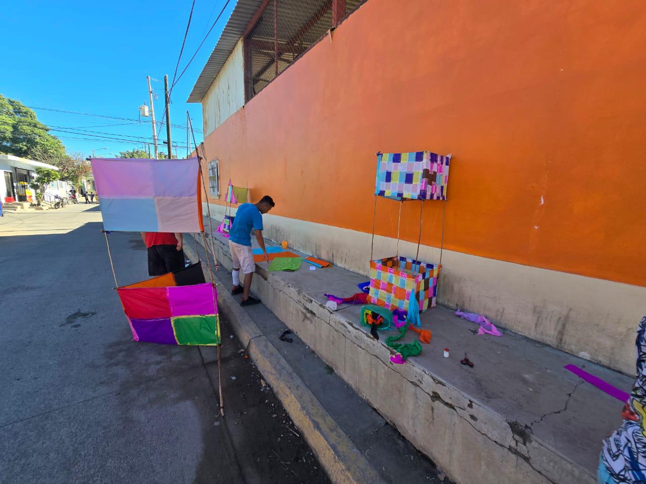$!Guadalupe, Jesús, Rodrigo y Wilson vuelan su ilusión creando papalotes en Rosario