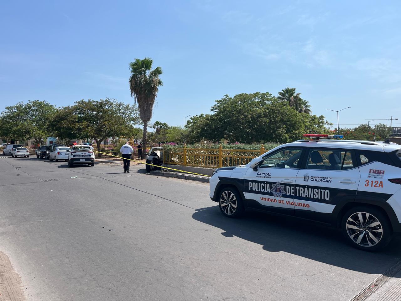 $!Juan Carlos muere tras impactar su auto en Stanza Córcega, en Culiacán