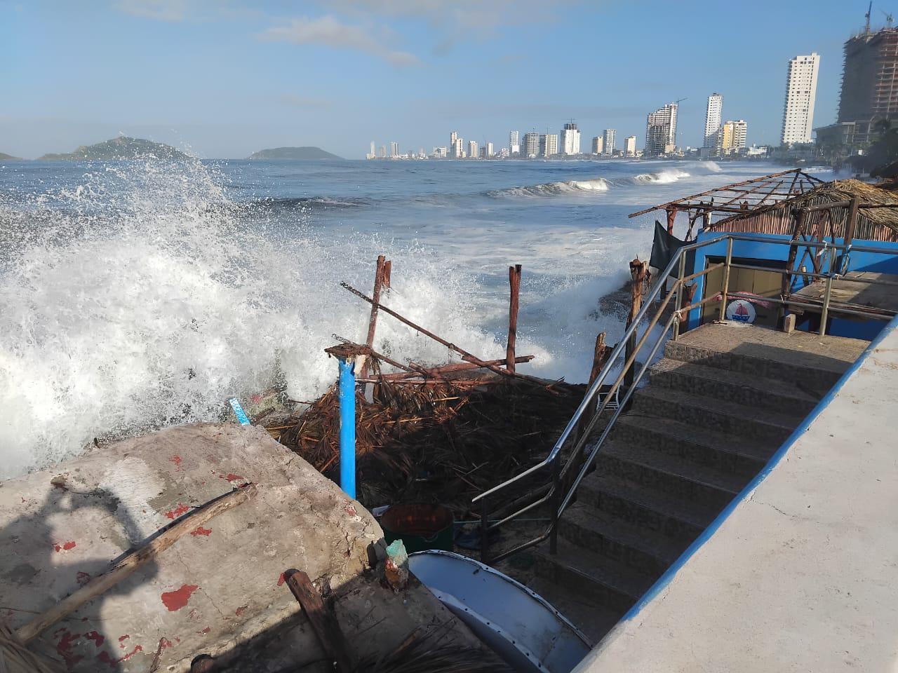 $!Oleaje ocasionado por ‘Priscilla’ deja pérdida total en palapas y pangas en Mazatlán