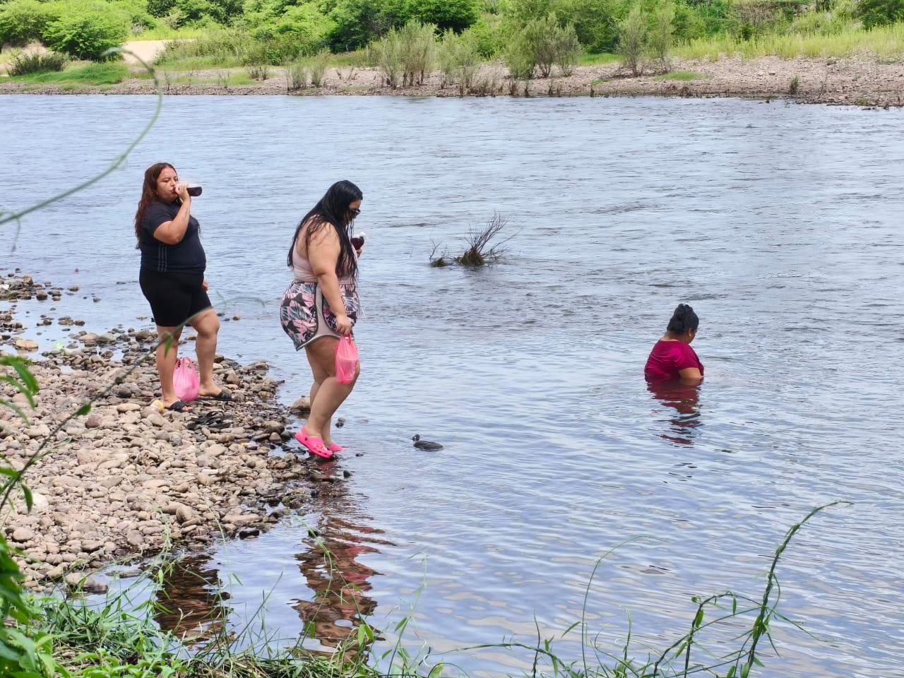 $!Apagón lleva al río Baluarte a familias de Rosario y Escuinapa para mitigar el calor