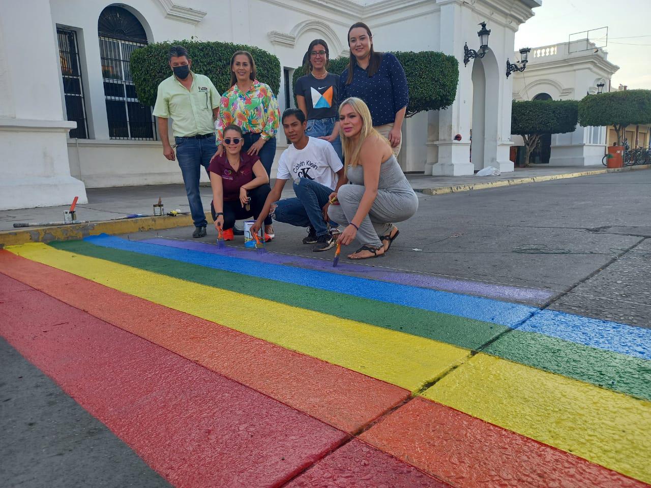 $!Integrantes de la comunidad LGBT+ pintan el cruce del amor en Escuinapa