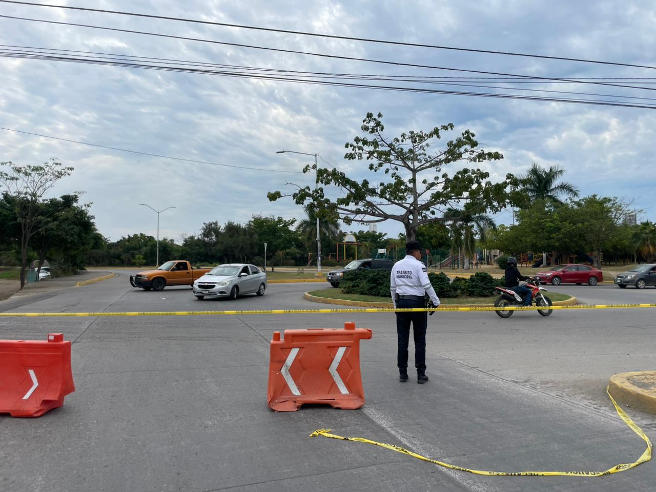 $!Por trabajos de colector sanitario cierran tramo de la avenida Juan Pablo II en la colonia Toledo Corro, en Mazatlán