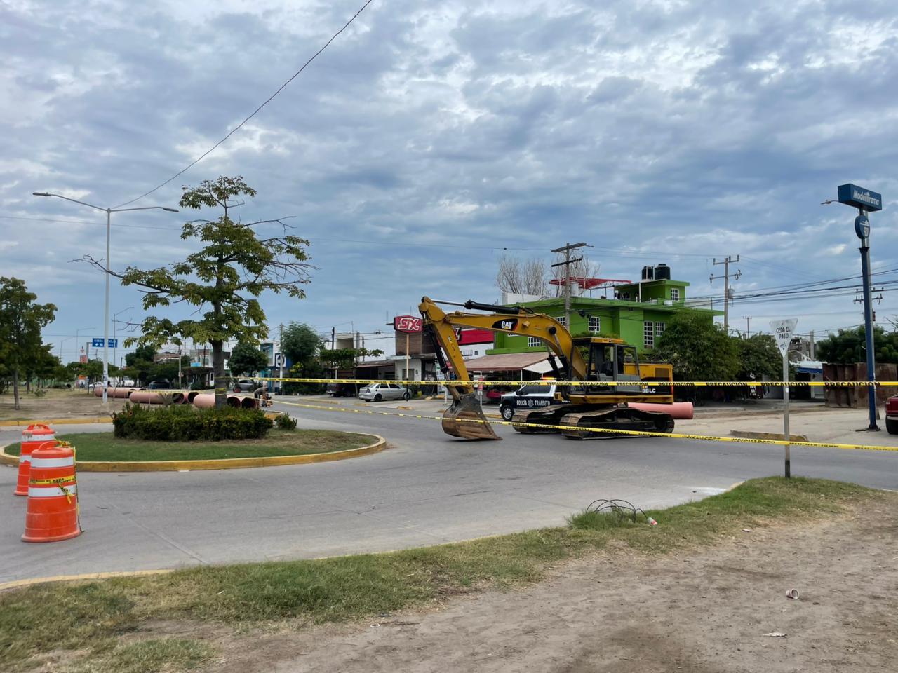 $!Por trabajos de colector sanitario cierran tramo de la avenida Juan Pablo II en la colonia Toledo Corro, en Mazatlán