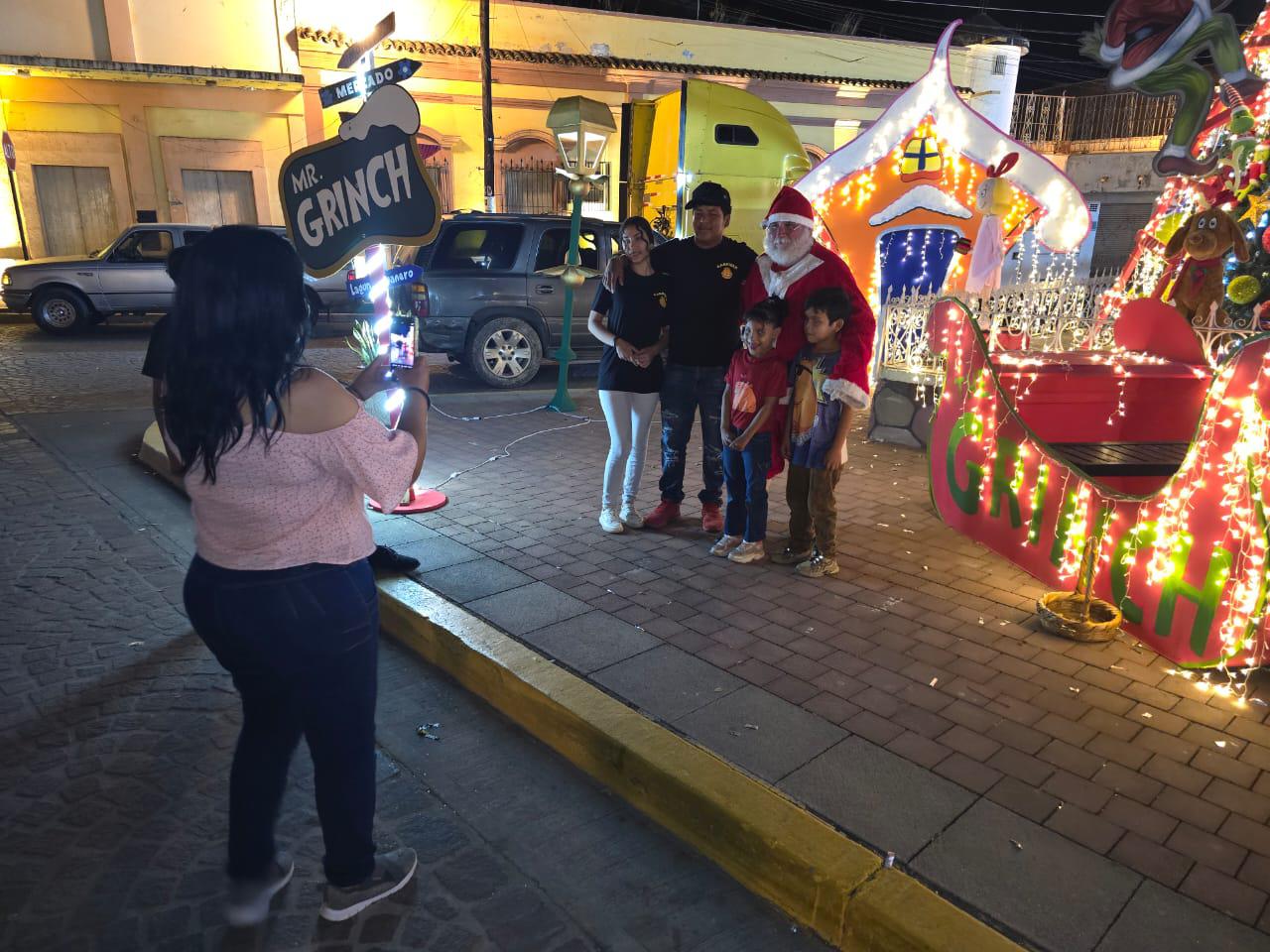 $!César Omar se convierte en ‘Santa’ para la ilusión de los pequeños en Rosario