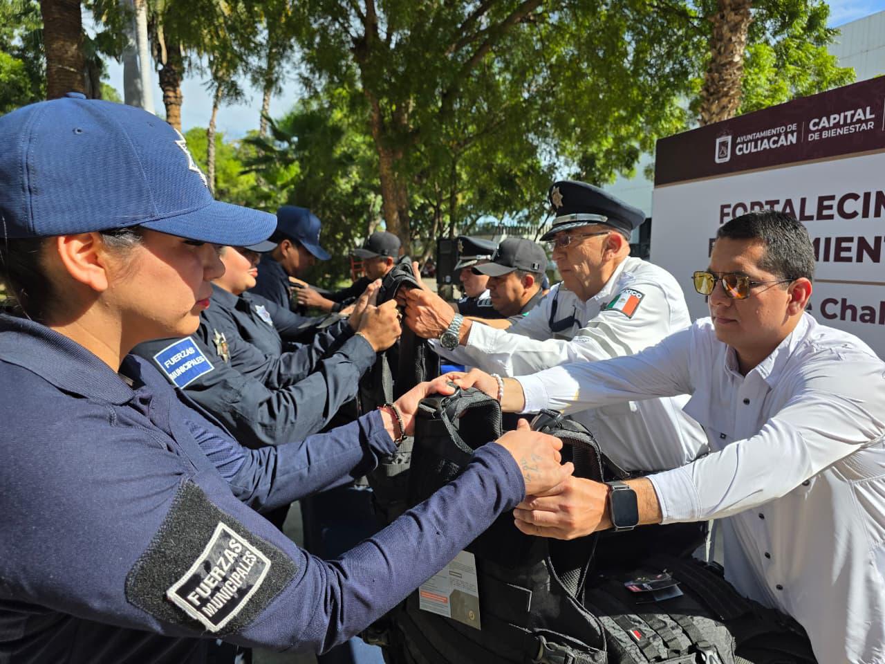 $!Policías de Culiacán reciben nuevos chalecos balísticos