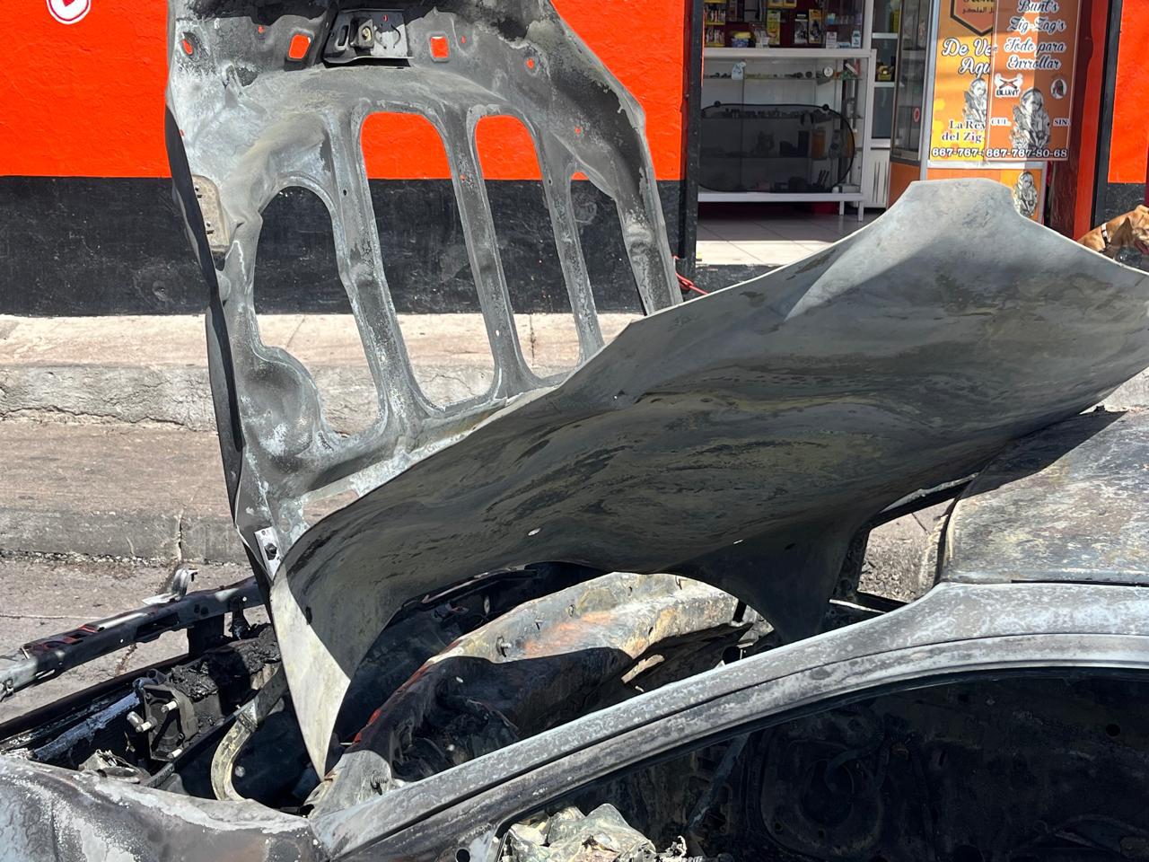 $!Se incendia un vehículo en la colonia 5 de Mayo, en Culiacán