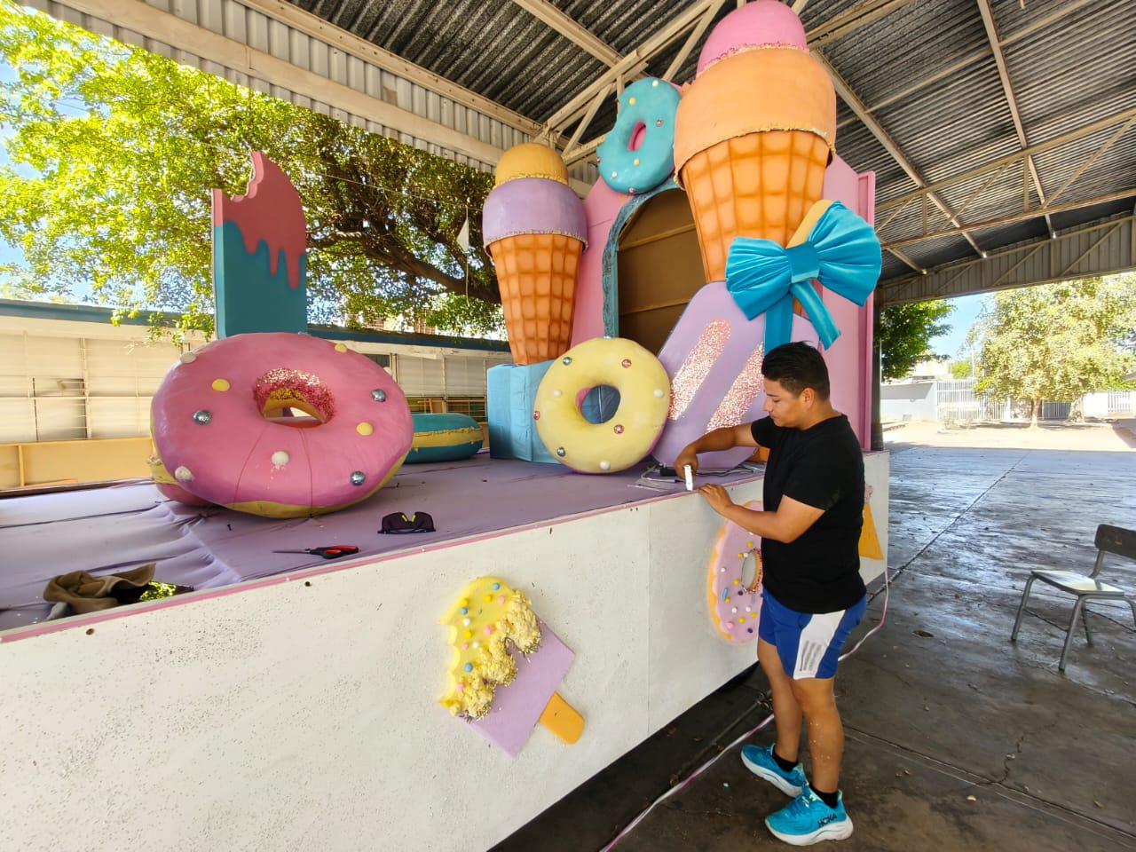 $!Fernando contribuye con sus creaciones a darle calor al desfile de la Feria de la Primavera, en Rosario