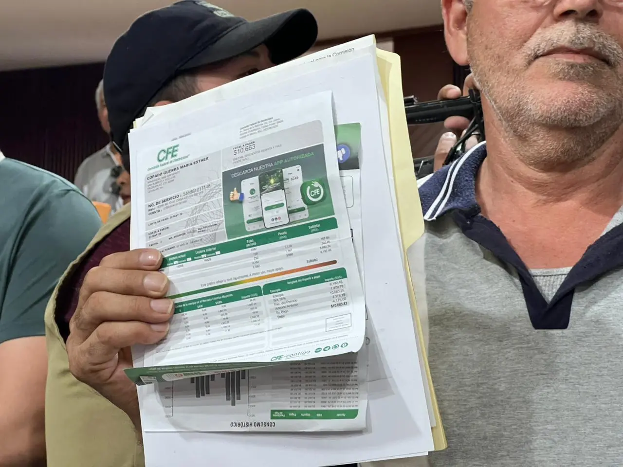 $!Ciudadanos protestan en el Congreso de Sinaloa por altos cobros de la CFE