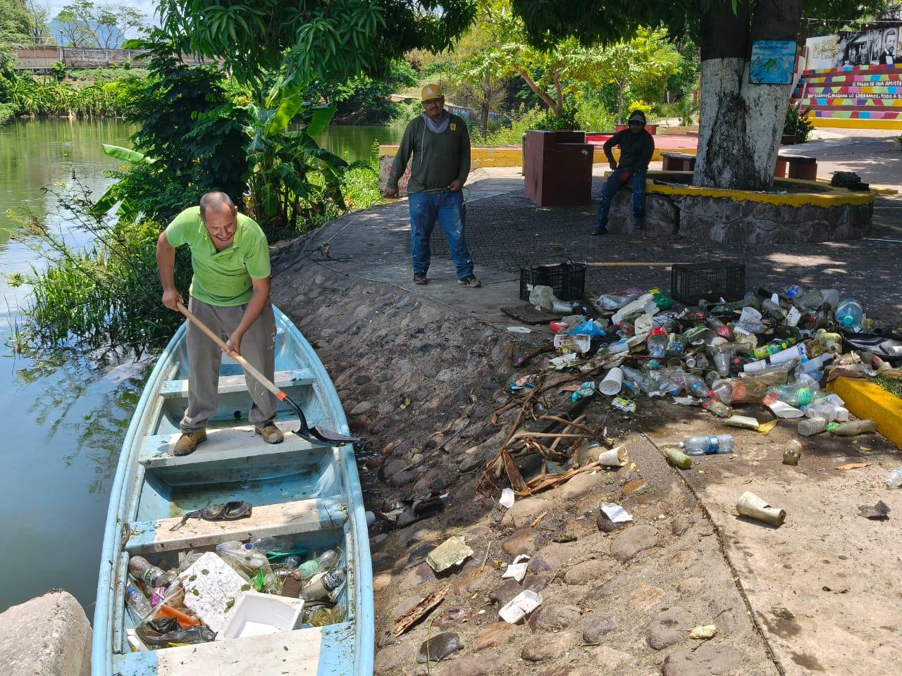 $!Servicios Públicos en Rosario atribuye a una falta de conciencia basura que termina en laguna del Iguanero