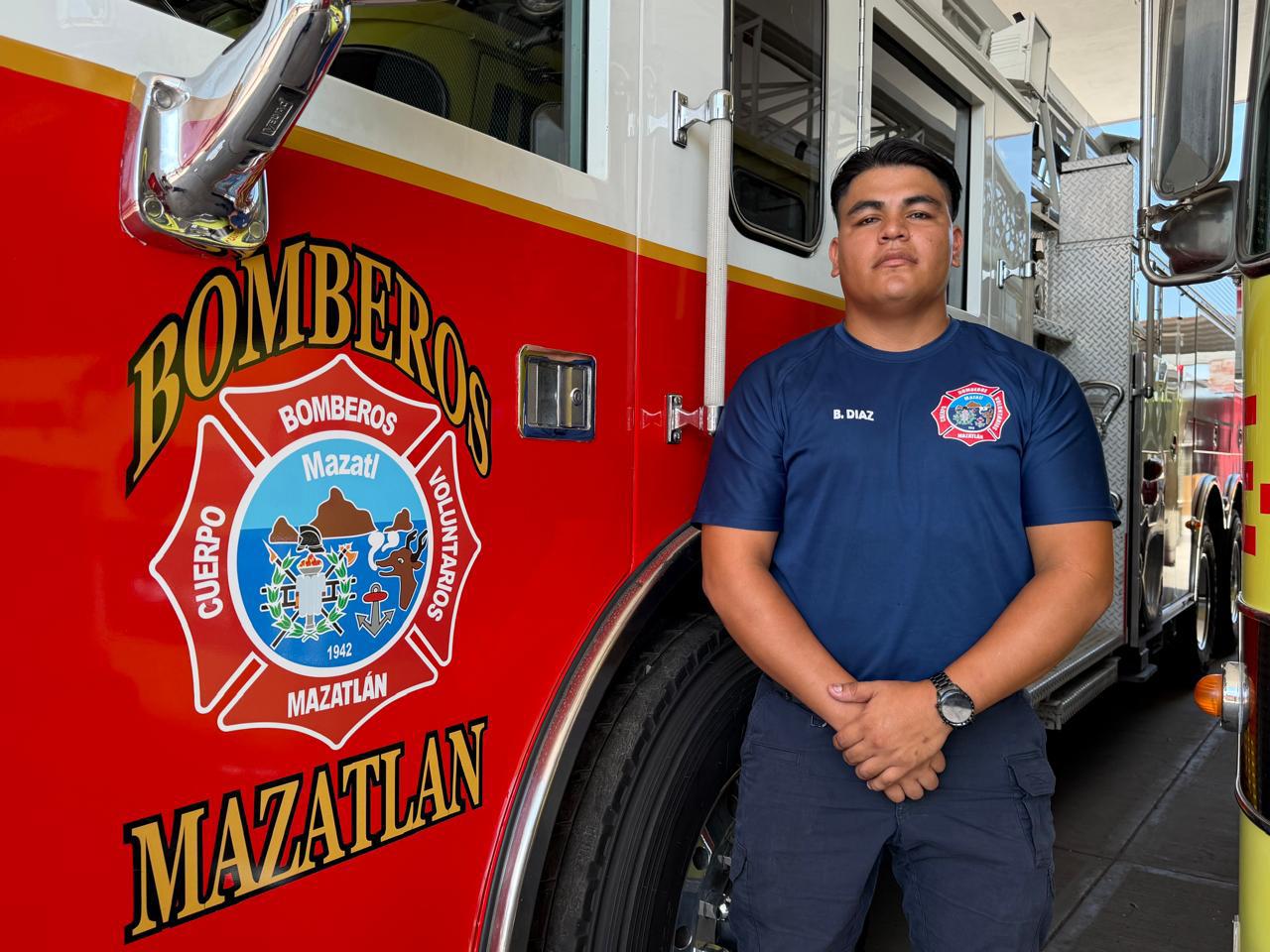 $!Entre fuego, sacrificios y compañerismo: la vida detrás del uniforme de Bomberos Mazatlán