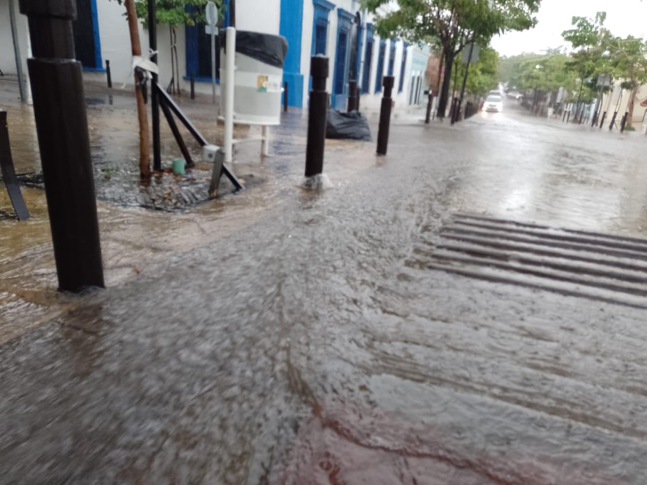 $!En Culiacán cae lluvia ‘sabatina’ acompañada de vientos
