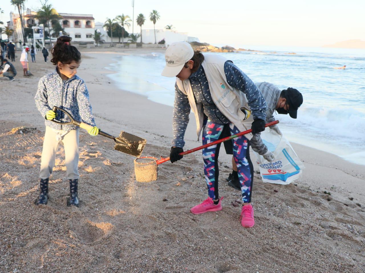$!Limpian de basura playa Pinitos, pero olvidan tema de descargas de drenaje al mar