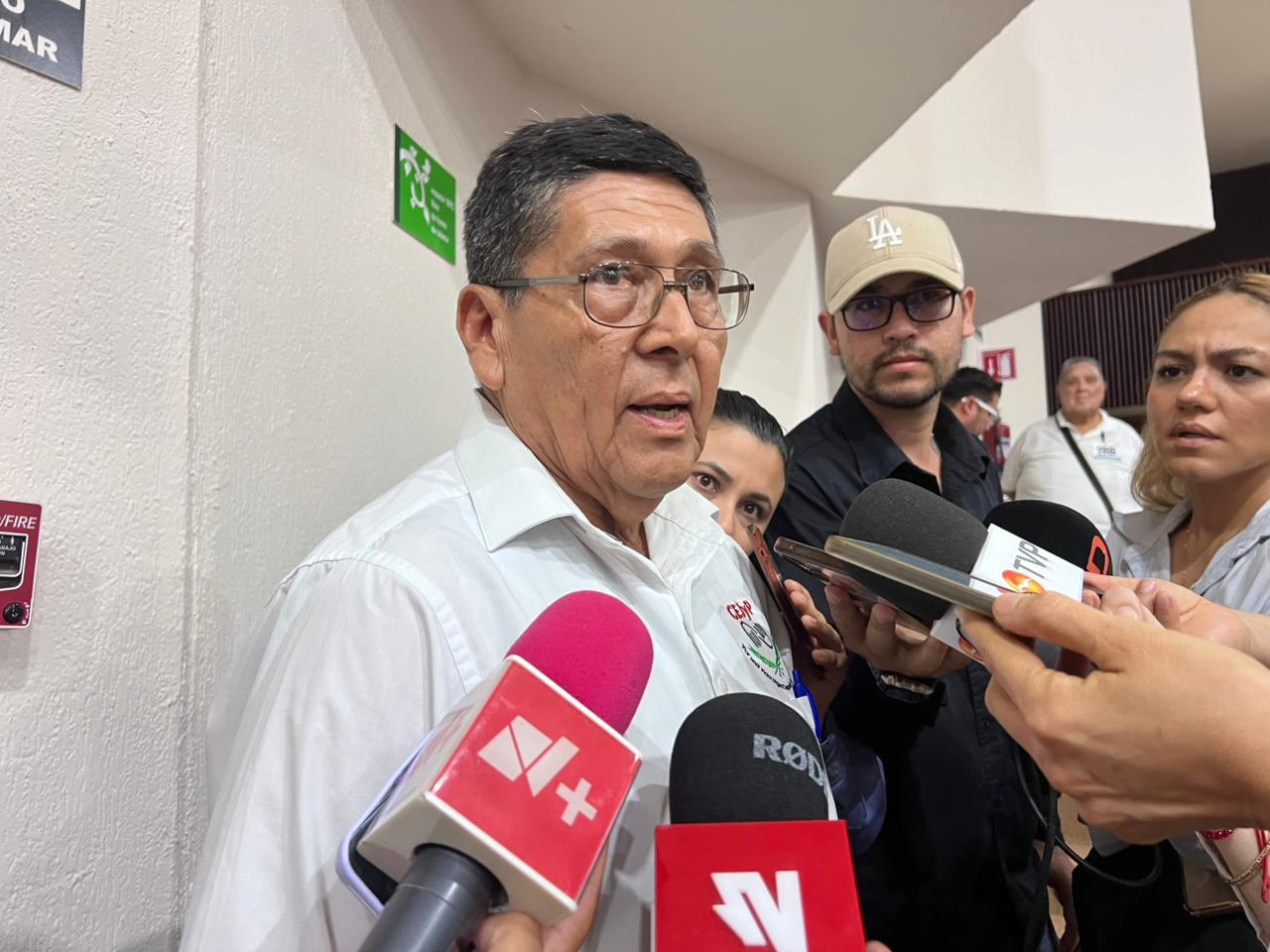 $!Jubilados de Gobierno estatal se manifiestan en el Congreso; demandan incremento de aguinaldo