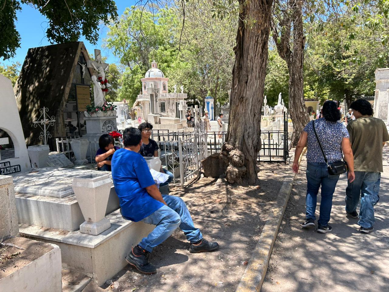 $!Entre flores y recuerdos culiacanenses celebran el 10 de mayo en los panteones