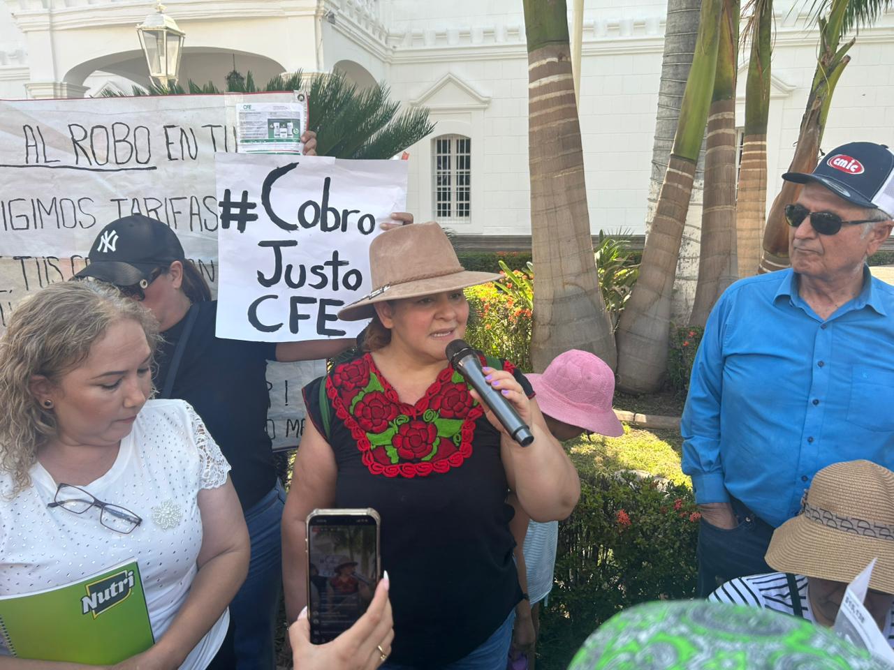 $!Marchan en Culiacán contra altos cobros de la CFE; ciudadanos exigen tarifas justas