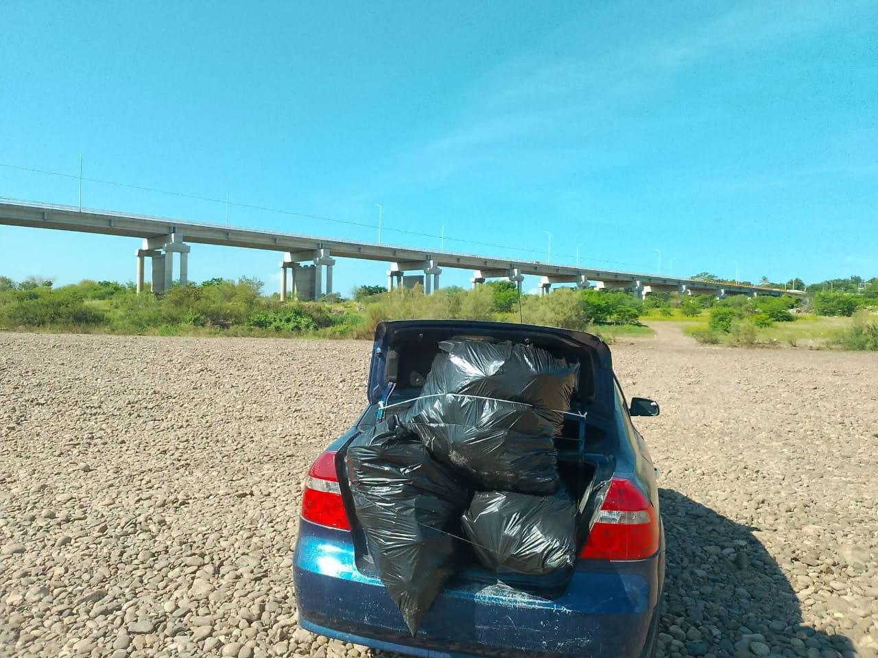 $!Eleuterio limpia la basura que dejan los bañistas en el río Baluarte, en Rosario