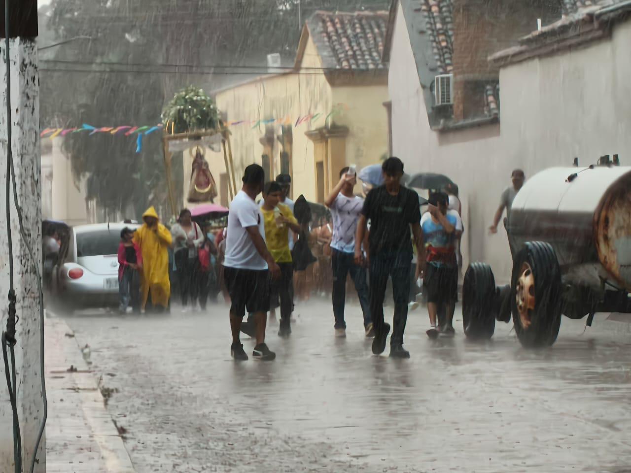 $!Ni la lluvia ‘apagó’ su fe; celebran a la Virgen de Loreto en Cacalotán, en Rosario