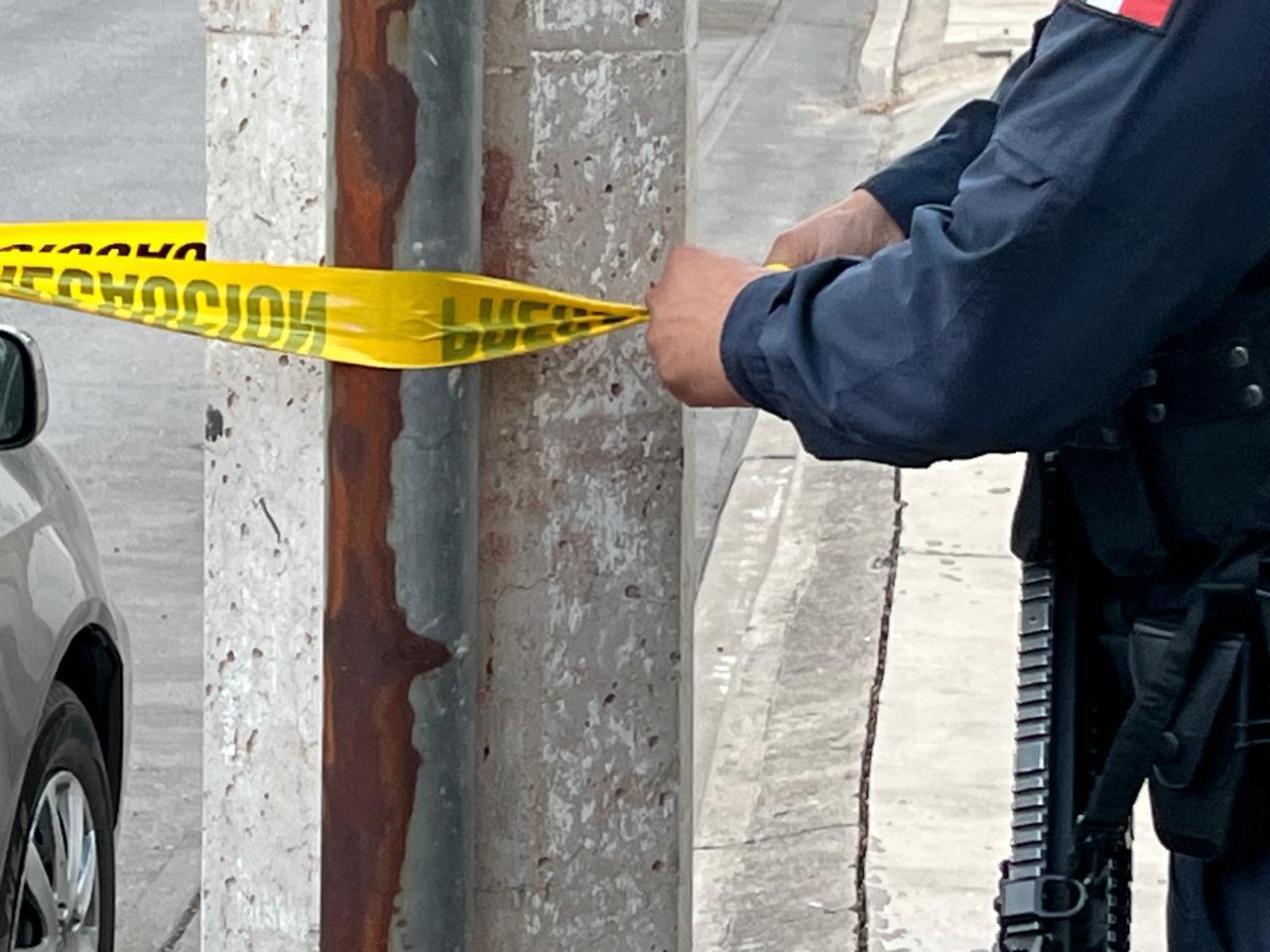 $!Hallan a hombre asesinado con mensaje en cartulina, en Culiacán