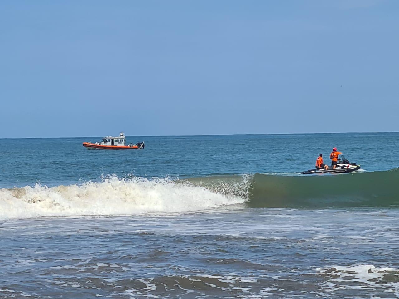 $!Joven de Chihuahua desaparece en mar en Mazatlán y rescatan a tres por fuerte oleaje