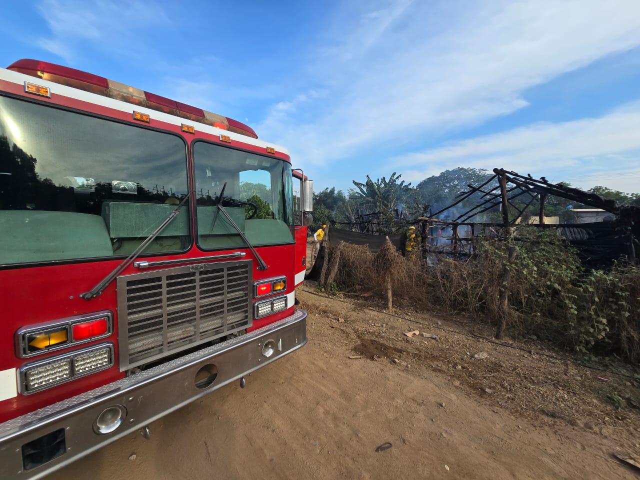 $!Incendio reduce a cenizas vivienda de lámina en Chilillos, Rosario