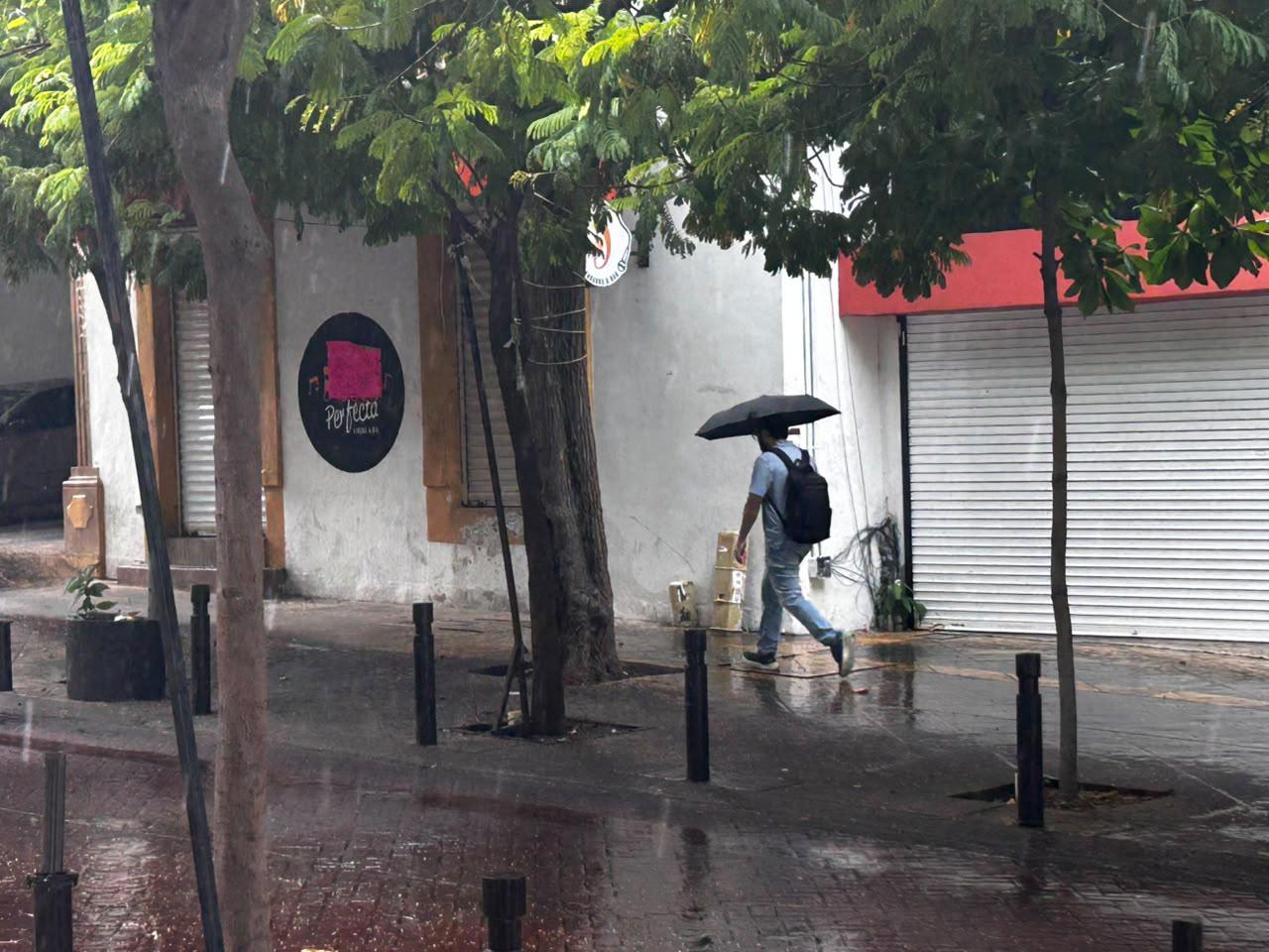 $!Se registran lluvias en el Centro de Culiacán; Protección Civil prevé posibles cambios de intensidad