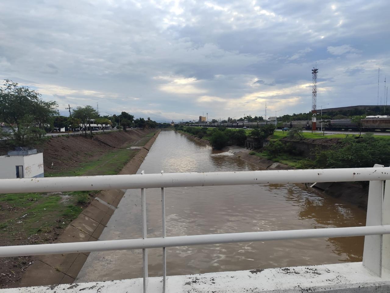 $!Canales de Culiacán se mantienen al 35 % de su capacidad tras lluvias: Protección Civil